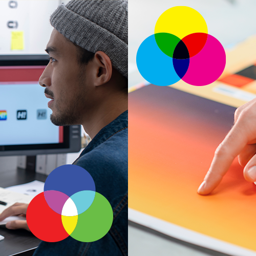 Designer arbeitet am Bildschirm an Grafiken, daneben ein Farbfächer für den Druck – es geht um den Unterschied zwischen Farben am Screen und im Print.