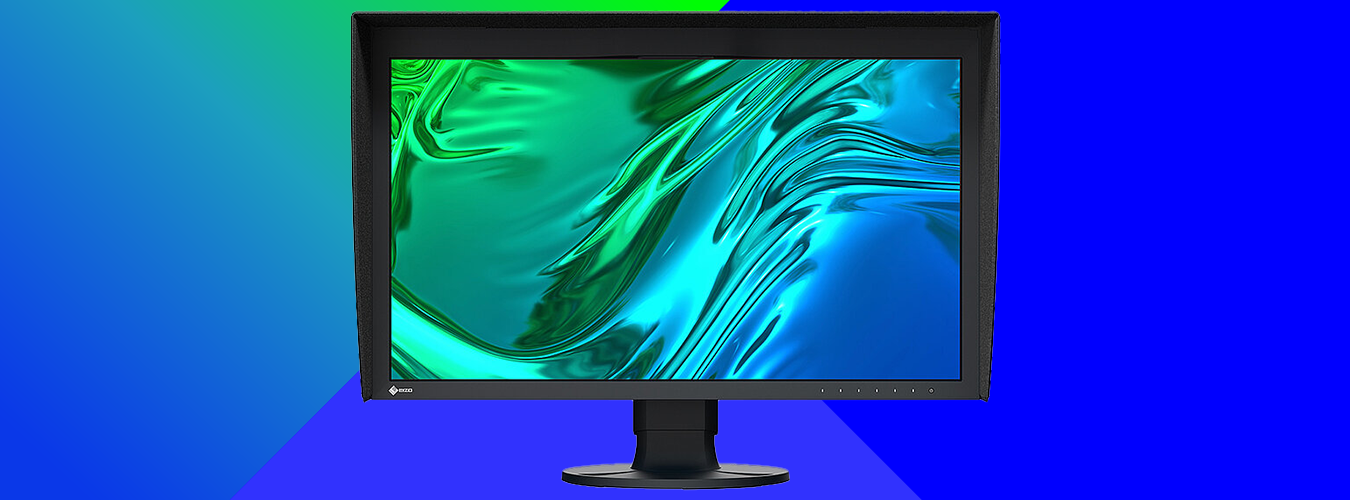 Computerbildschirm mit schwarzem Rahmen auf einem Standfuß, der ein abstraktes, fließendes Muster in Grün-, Türkis- und Blautönen zeigt, vor einem geometrischen Hintergrund mit blau-grünem Farbverlauf.