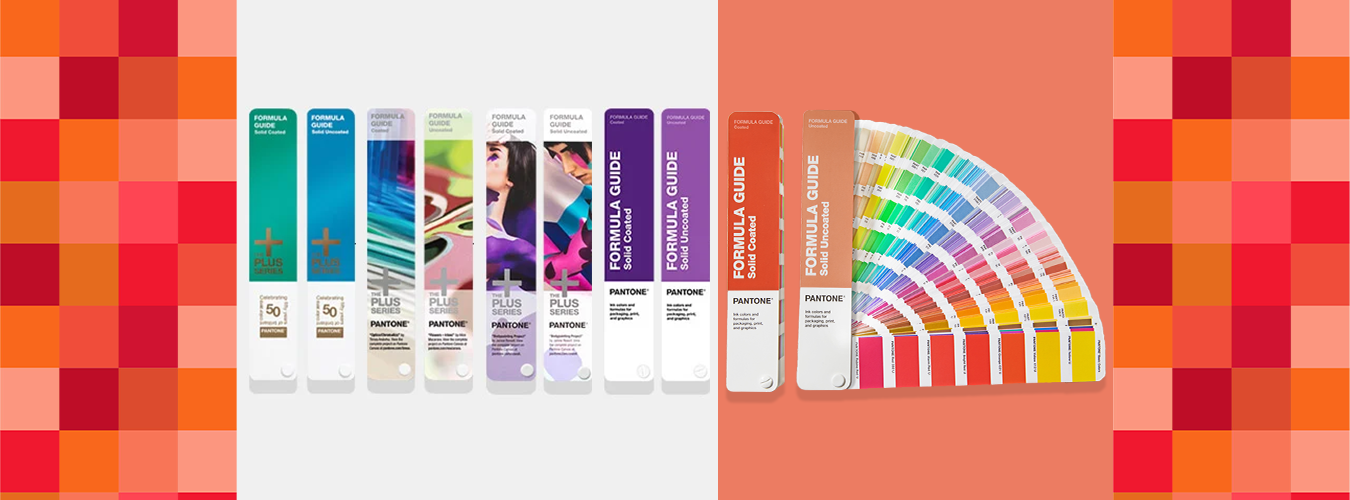 Pantone‑Formula‑Guide‑Verpackungen und aufgefächerter Pantone‑Farbfächer nebeneinander vor grauem und korallfarbenem Hintergrund mit rot‑orangenen Musterakzenten für professionelle Farbverwaltung.