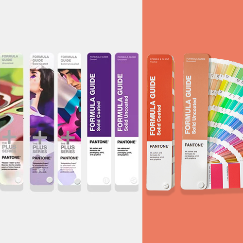 Pantone‑Formula‑Guide‑Verpackungen und aufgefächerter Pantone‑Farbfächer nebeneinander vor grauem und korallfarbenem Hintergrund mit rot‑orangenen Musterakzenten für professionelle Farbverwaltung.