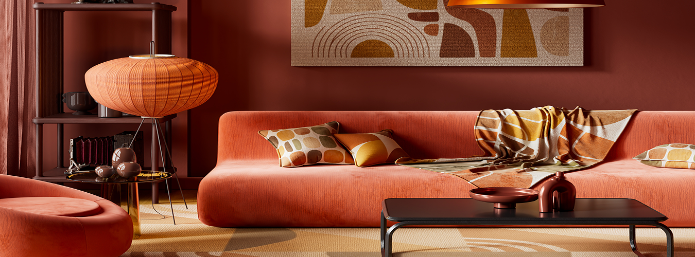 Wohnzimmer im Retro-Stil mit einem orangefarbenen Samtsofa, gemusterten Kissen und einer Decke, einer runden Stehlampe mit Rattanschirm, dunklem Holzregal und einem abstrakten Wandbild mit Bogenmuster über dem Sofa.
