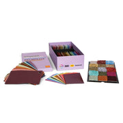 RAL Trendbox 2028+ mit Materialmustern, Farbkarten und Textilmustern