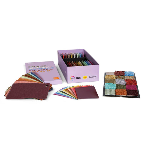 RAL Trendbox 2028+ mit Materialmustern, Farbkarten und Textilmustern