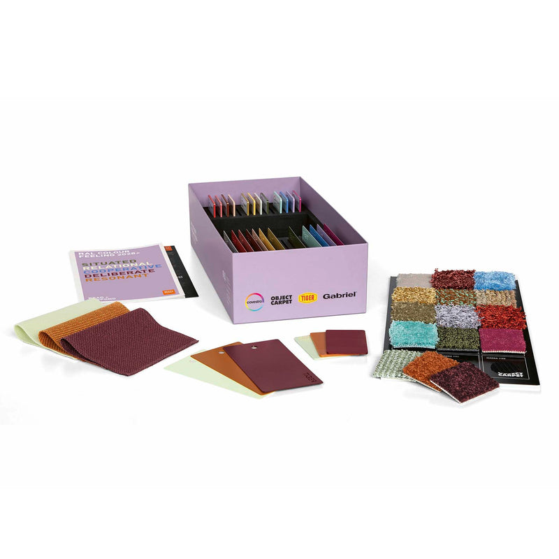 RAL Trendbox 2028+ mit Materialmustern und Farbkarten