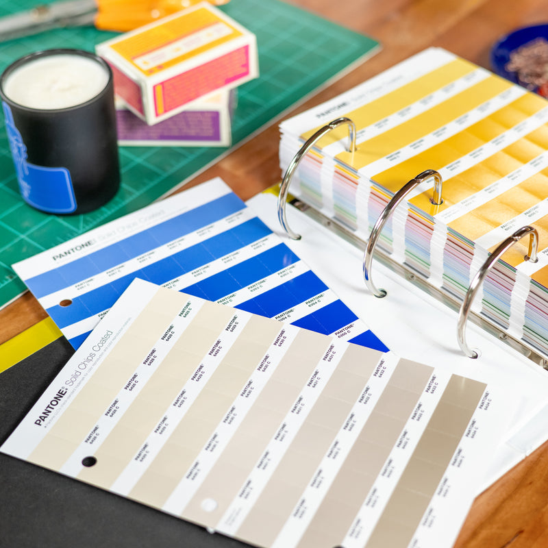 PANTONE Solid Chips Set gestrichen und ungestrichen