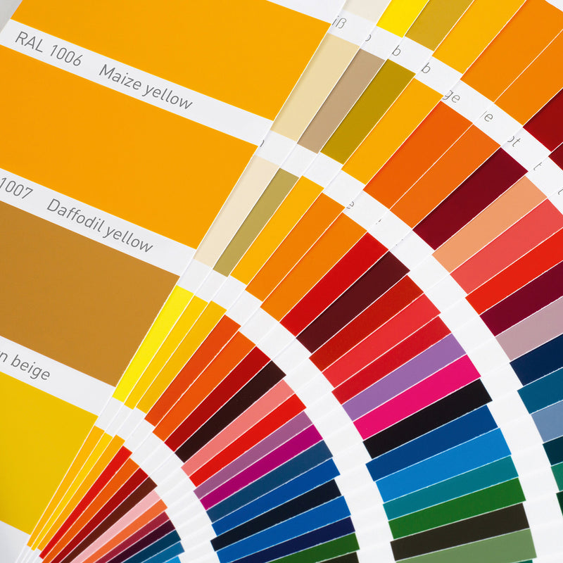 Eine Nahaufnahme der wasserbasierten Farbmuster im RAL CLASSIC K7 Farbfächer.