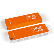 Ein Bild des RAL CLASSIC K7 Farbfächers mit seiner Verpackung, auf der der Text "wasserbasiert" steht.